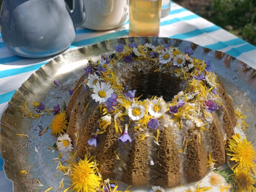 Leckerer Brennnesselkuchen mit Blüten verziehrt